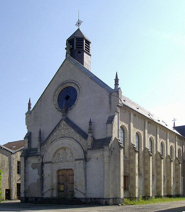 L'ancienne église Sainte-Cécile de Zainvillers, du xixe siècle, intégrée à la maison de retraite de Vagney (Vosges), est en cours démolition (Commons Wikimédia)