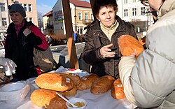 Rozdawanie chleba dla potrzebujący, Wigilia na sanockim rynku