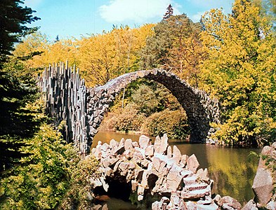 Most w scenerii jesiennej