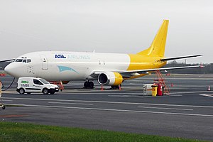 Eine Boeing 737-400 der ASL Airlines Hungary am Flughafen Tallinn (2015)