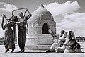 Uma dança Bukharan realizada por membros do balé Rina Nikova na cidadela de Jerusalém, 1946.