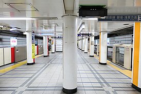 Платформы № 3 и № 4 линий Гиндза и Маруноути