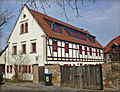 Wohnhaus und Einfriedung eines ehemaligen Bauernhofes