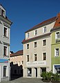 Wohnhaus mit Laden (originale Front) in nach rechts geschlossener Bebauung (Reste-Jäger)