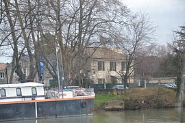 Casa e chiatta sul fiume