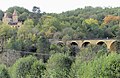 Le manoir de Pech Godou et un viaduc de la ligne de chemin de fer reliant Périgueux à Agen