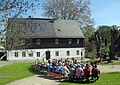 Pfarrhof mit Pfarrhaus, westlicher und südlicher Scheune, Garten sowie Einfriedungsmauer