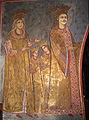 Усатый мужчина в короне с женщиной в короне и двумя мальчиками.