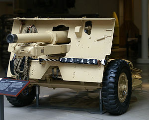 Kanónová houfnice Ordnance QF 25 pounder Mk.II bez úsťové brzdy (Imperial War Museum, Londýn)