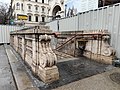 Opera war 1896 die einzige unterirdische Station ohne Zugangsgebäude, alternativ entwarf Ödön Lechner diese Kalkstein-Balustrade