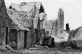 Tank anglais détruit dans les ruines de Fontaine-Notre-Dame en novembre 1917.