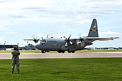 Самолет C-130 Hercules из 133-го авиакрыла Национальной гвардии Миннесоты на рулении в районе ARS Миннеаполис – Сент-Пол в 2010 году после возвращения из турне по Афганистану.