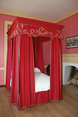 English: A canopy bed seen in a restoration ho...