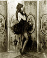 L'actriu Dolores Costello, cap al 1923, amb faldilla curta.