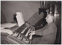 Description de l'image Dori CHAUVIN (1899-1979) - à l'orgue de l'église Notre-Dame de Rennes - 1960.jpg.
