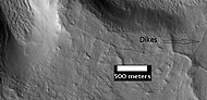 HiWish計劃下高分辨率成像科學設備顯示的岩脈，圖像拍攝於卡西烏斯區尼羅瑟提斯地區。