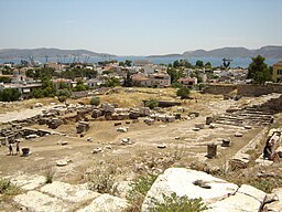 Utgrävning av det antika Eleusis i centrala Elefsina. I bakgrunden den Saroniska bukten med bergen mot Aten till vänster och ön Salamis till höger.