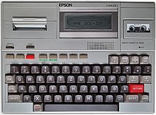 Frontalansicht des Epson HX-20 mit Deutscher Tastatur