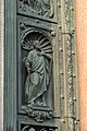 Ключи в руке апостола Петра на дверях Исаакевского собора (Санкт-Петербург)