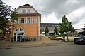 Rathaus mit Dorfladen, Kindergarten im dunklen Gebäude