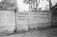 "Van der Vlas NO!", "Tetap Merdeka" (Blijf vrij). Graffiti als protest tegen Recomba Van der Plas, Indonesië, januari 1949