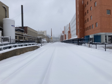 被大雪覆盖的大交汇口铁路，位于麻省理工学院校园旁