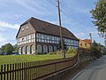 Wohnhaus (Umgebinde), Faktorei, mit Stützmauer und breiter Treppe zur Straße