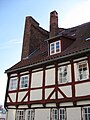 Fachwerkhaus der Renaissance, eingebaut in halbrunden Wehrturm der backsteingotischen Stadtmauer am Krähenteich