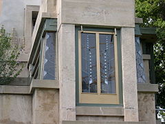 Los diseños de vidrio de Wright recuerdan el tema de la malvarrosa
