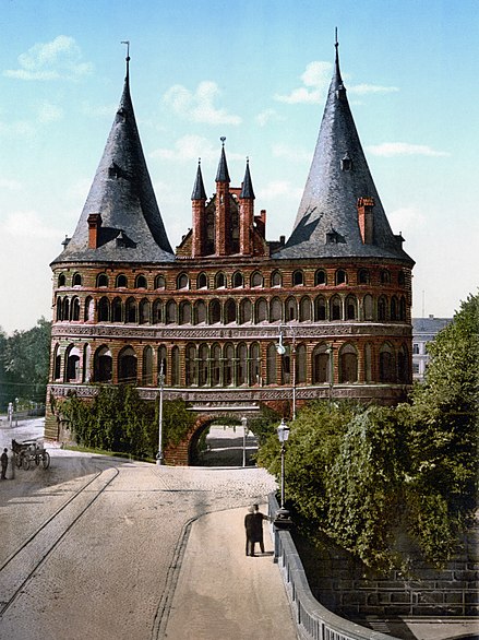 439px-Holstentor_03.jpg