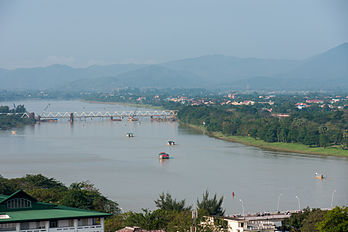 La rivière des Parfums, à Hué (Viêt Nam). (définition réelle 4 209 × 2 806)