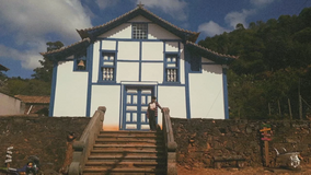 Igreja do Santo Antônio, Bacalhau, Piranga (MG). Nas cores branco e azul. Há uma escadaria de pedra na frente