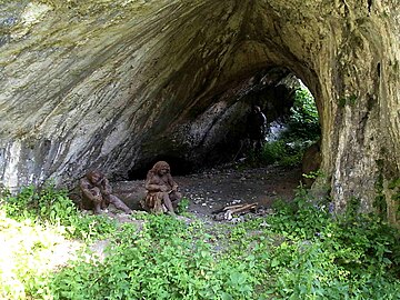 Grotte préhistorique reconstituée