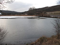 Pohled na území z hráze rybníka Jezero