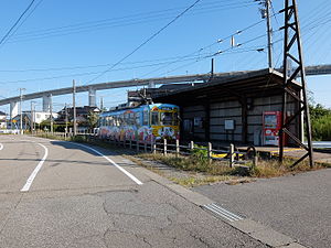 停站中的De7070形（日语：加越能鉄道デ7000形電車）（2014年9月）