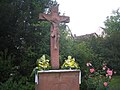 Barockes Sandsteinkreuz vor der Kirche