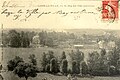 L'ancien château vers 1905 tel qu'il était avant sa destruction à la suite du débarquement du 6 juin 1944 et la prise du village par le régiment "Les Fusiliers Mont-Royal" (Montréal - Canada), le 8 août 1944 et à droite, de profil, la grange à dîme.