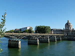 Мост Pont des Arts, архитекторы Луи-Александр де Сезар (Louis-Alexandre de Cessart, 1719-1806) и Жак Винсент де Лакруа Дийон (1760-1807) (Jacques Vincent de Lacroix Dillon) (1801-1803, перестроен в 1984 году), первый железный мост в Париже