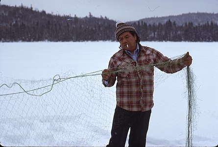 Samuel Dubé pêche au filet sous la glace