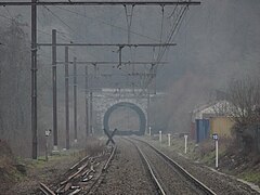 Ligne 144, ramenée à voie unique, vue depuis le passage à niveau.