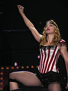 Madonna en el Re-Invention World Tour con estilismo circense