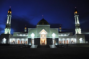 Tampak depan Masjid Agung Al-Istiqlal, Kabupaten Murung Raya ketika senja menuju malam