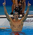 El nadador Michael Phelps alza los dedos índices en alto tras quedar primero en los 200 metros estilo mariposa en 2016.