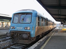 La photographie couleur montre un élément automoteur diesel de couleur bleu en gare.