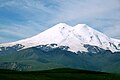 Els cims occidentals i orientals d'Elbrus estan separats per un coll o sella de muntanya profunda.