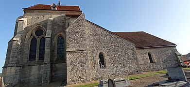 Côté de la chapelle gothique et cimetière.