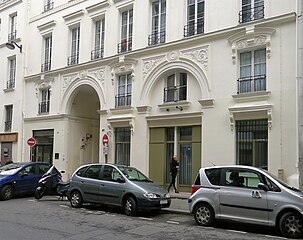 Number 36, with passage under building opening onto rue Gabriel-Laumain.