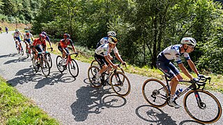 Remco Evenepoel entouré de deux équipiers.