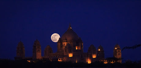 القمر العملاق قرب قصر أوميد بهاوان الهند le 23 juin 2013.