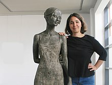 Susanne Kraißer mit Bronzeplastik Sommerkälte